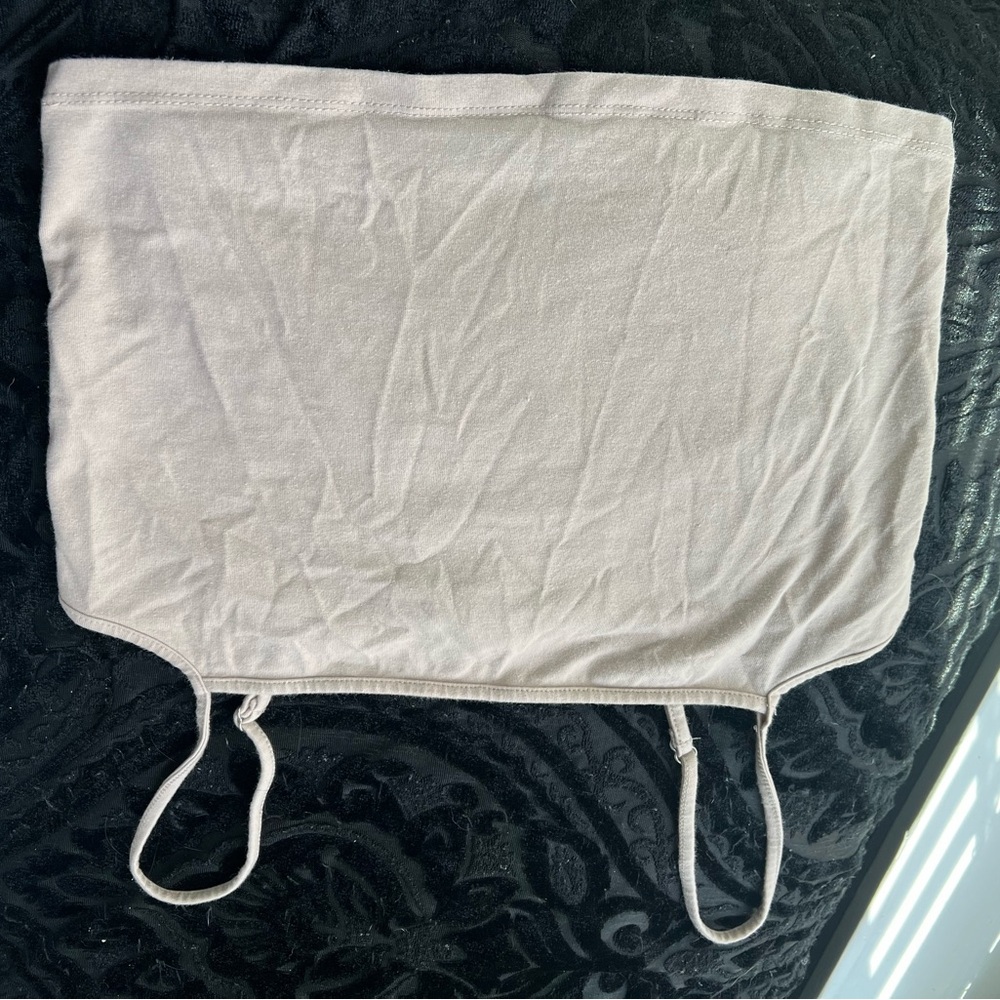 Crop
Top in nude color no stains no rips